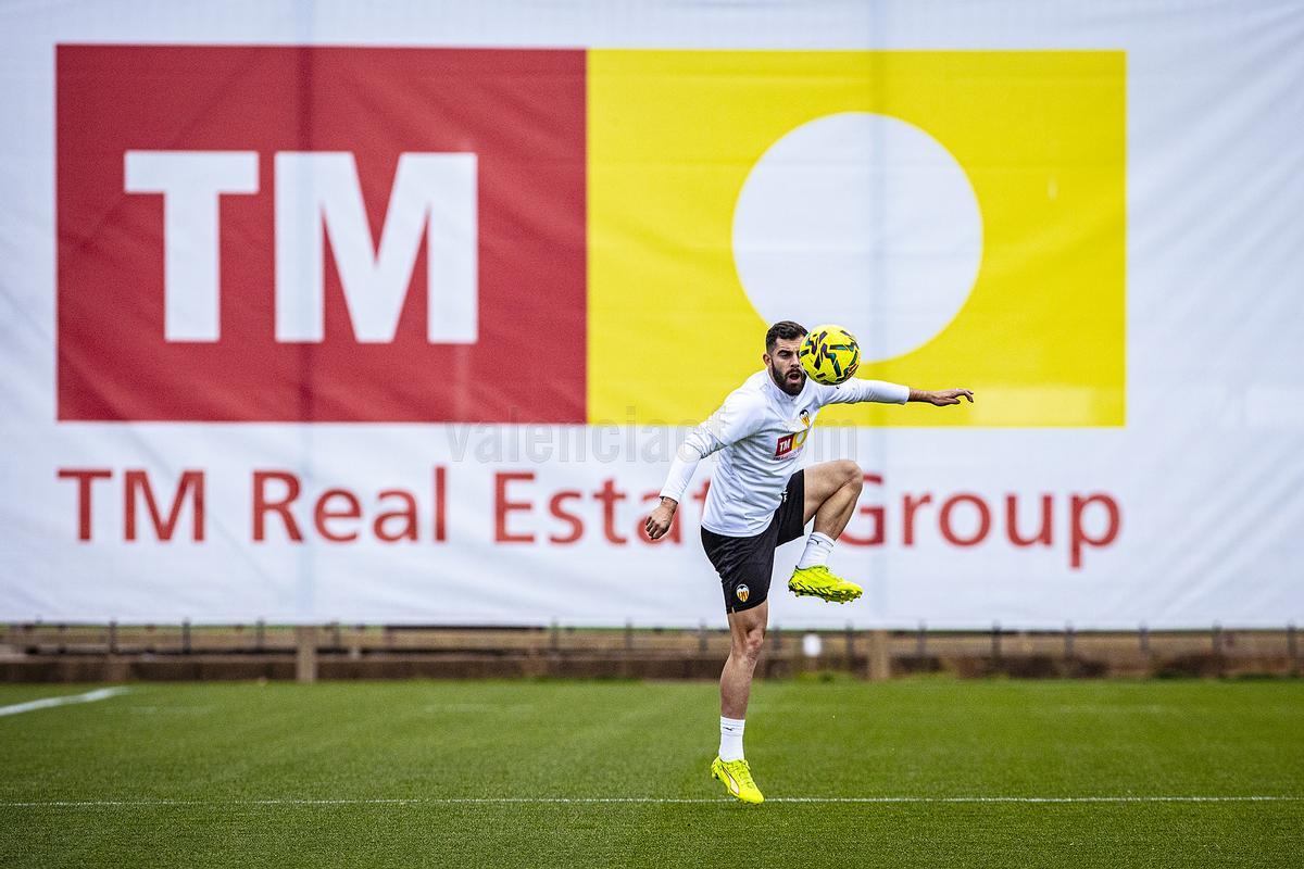 Luis Rioja en el entrenamiento del Valencia CF
