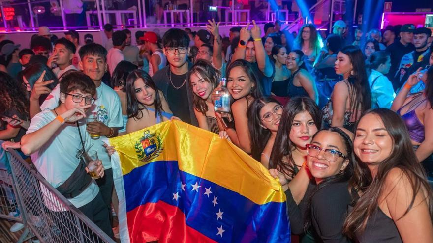Clientes de la discoteca Ibiza,en Murcia, de fiesta con unabandera de Colombia elpasado 2 de octubre, díasdespués de la tragedia.