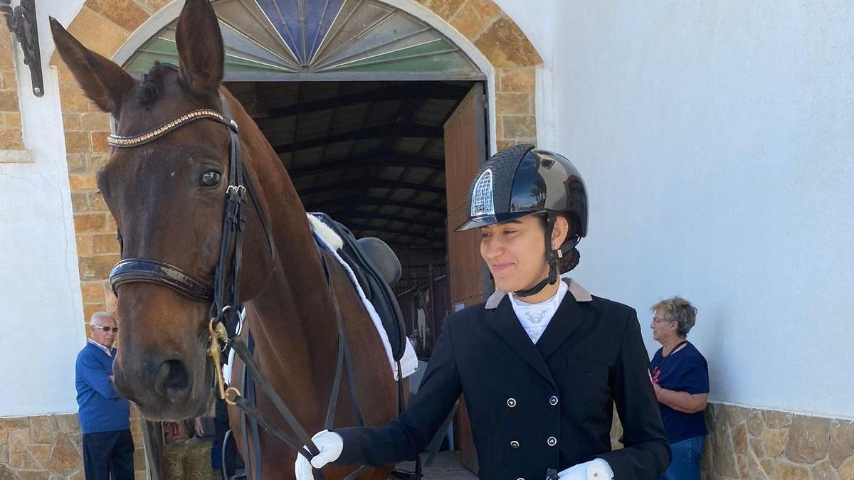 Mónica García Pérez-Castejón con su caballo ‘Idefix A’