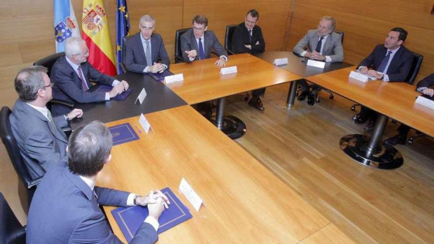 Firma del convenio de Feijóo y Conde con representantes de las compañías eléctricas.