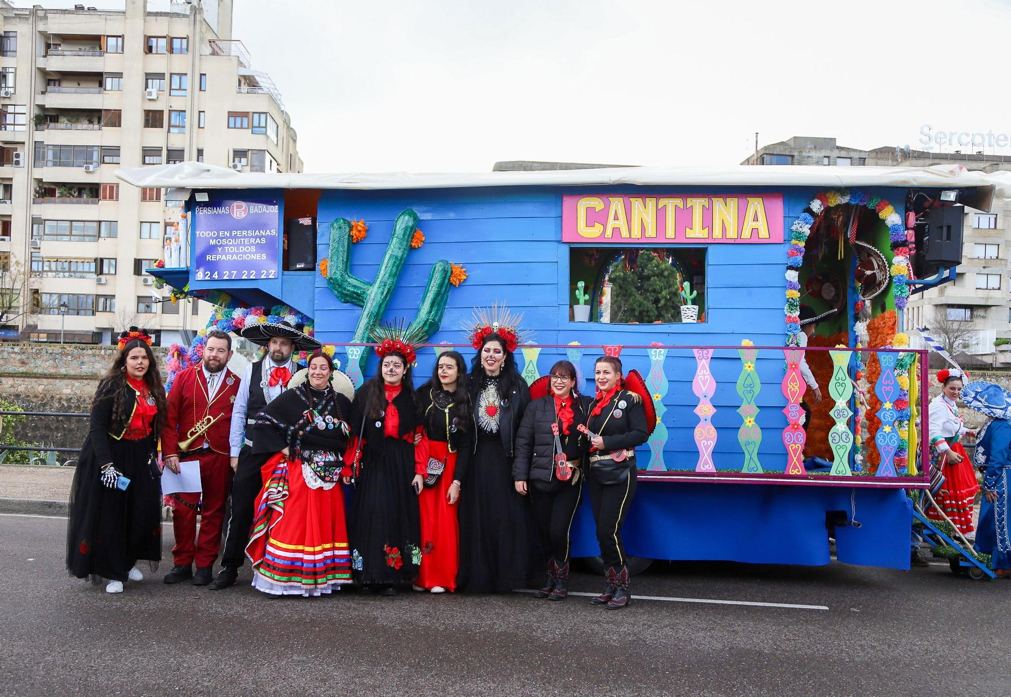 GALERÍA | Los pacenses arropan a los artefactos en su desfile del sábado en Badajoz