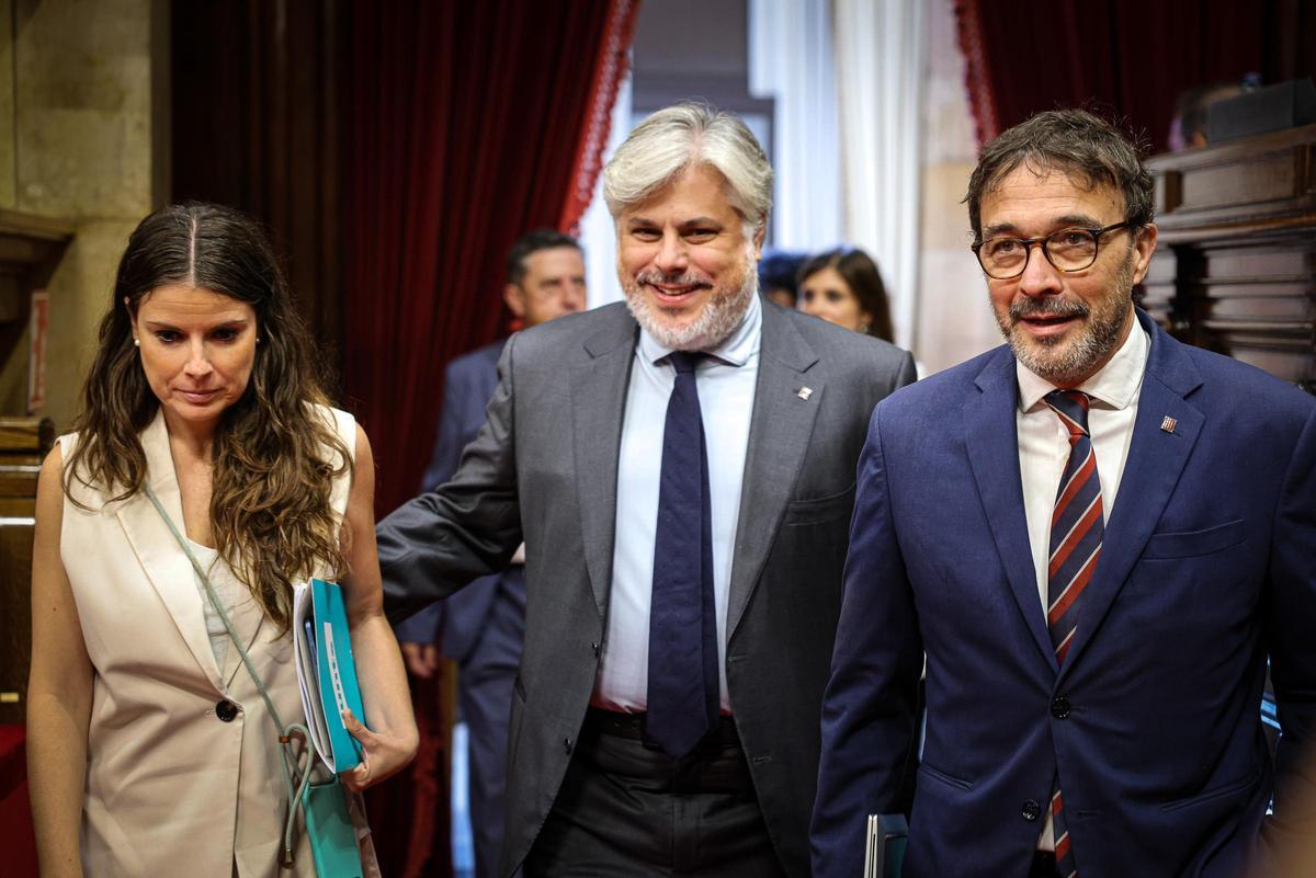 El president de Junts, Albert Batet, entrant a l'hemicicle del Parlament acompanyat de Mònica Sales i Josep Rius