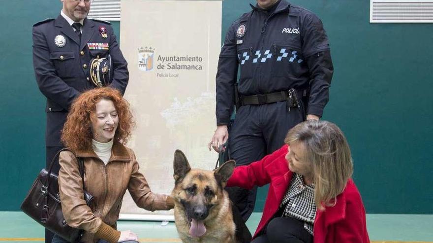 Luna , acompañada de dos ediles, de Miguel Alonso, instructor del perro (derecha) y el jefe de la policía local.