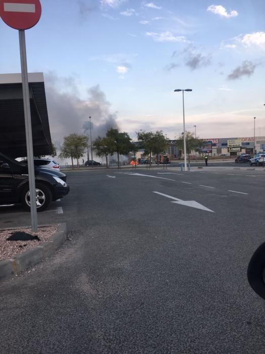 Los ocupantes lo han abandonado al ver las chispas y ha quedado calcinado