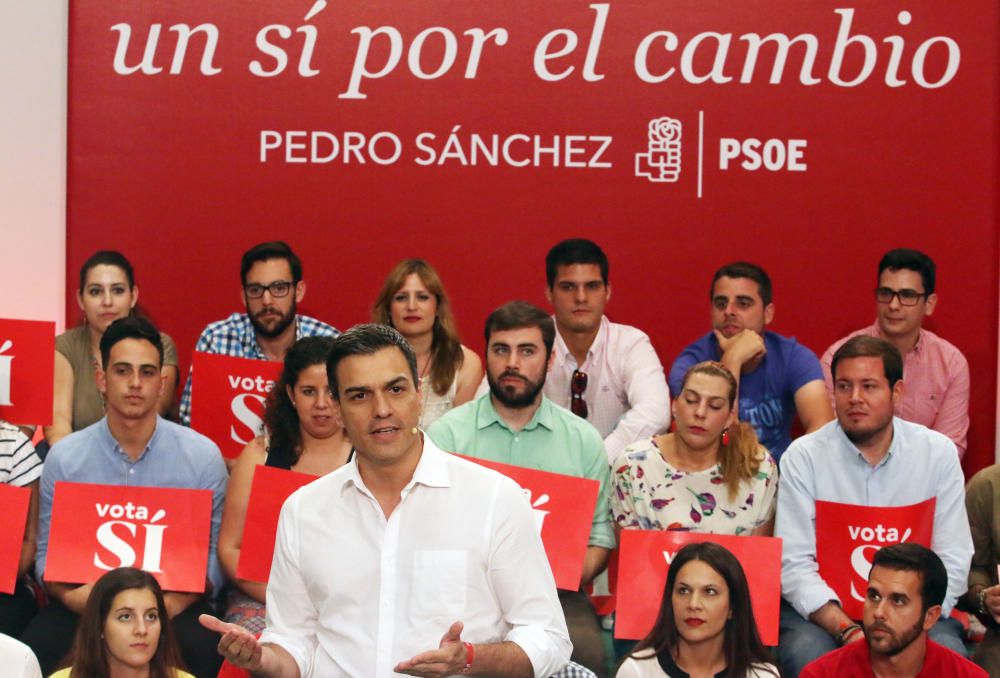 Pedro Sánchez concluye su jornada de campaña en Málaga con un mitin en la Facultad de Derecho de la universidad malagueña.