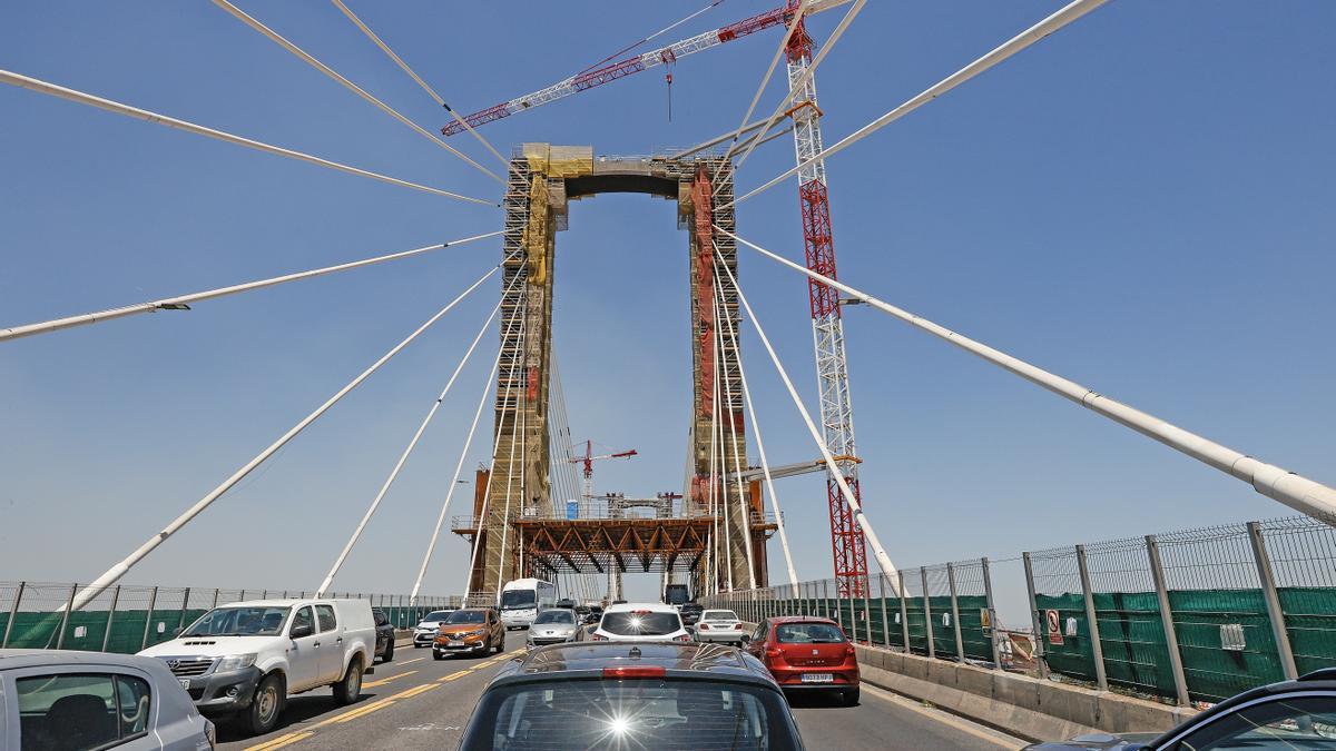 Obras de sustitución de los tirantes en el Puente del Centenario.