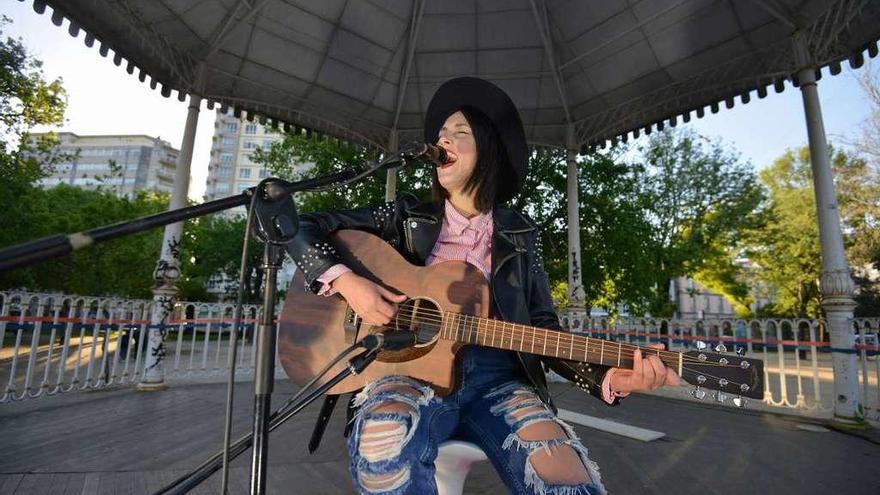 Una imagen del concierto de Rose Mary celebrado ayer en el quiosco de la Alameda. // Gustavo Santos