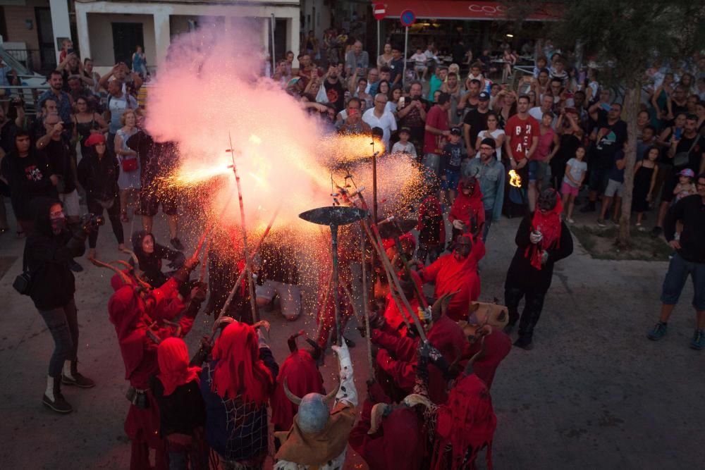 Los ‘dimonis’ invaden El Molinar durante el ‘correfoc’ de sus fiestas de verano