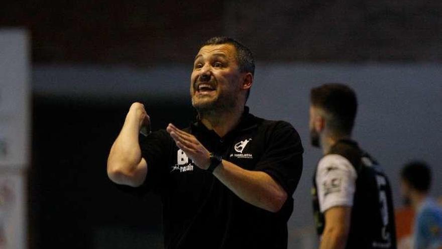 El entrenador de Torrelavega da instrucciones a los suyos.