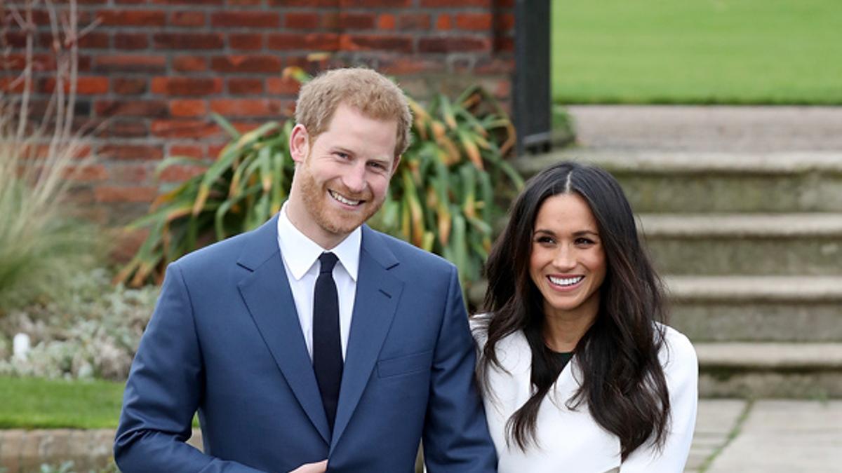 Meghan Markle y el Príncipe Harry posan con el anillo de compromiso