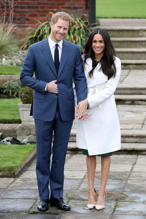 Meghan Markle y el Príncipe Harry posan con el anillo de compromiso