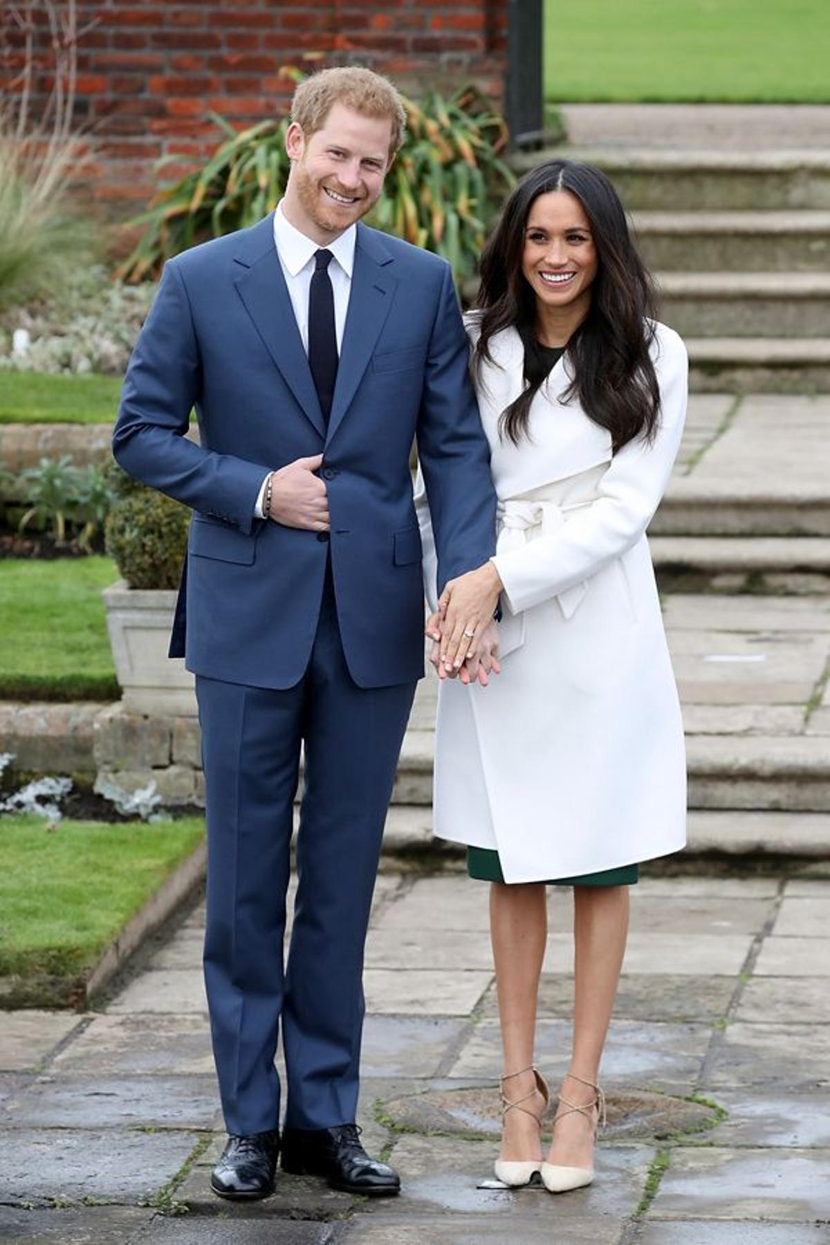 Meghan Markle y el Príncipe Harry posan con el anillo de compromiso