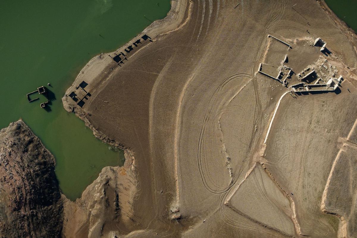 El pantano de Sau a vista de dron, con un 4,74% de agua y todas las edificaciones a la vista