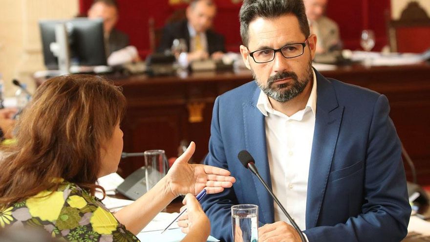 El concejal de Urbanismo, Francisco Pomares, escucha en el pleno a su compañera Gemma del Corral.