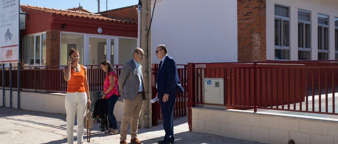 Exterior del centro escolar en Valcabado.