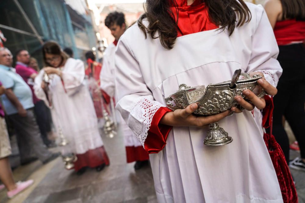 El trono con ambas imágenes ha salido del interior de la iglesia de los Mártires al ritmo de malagueñas y verdiales.