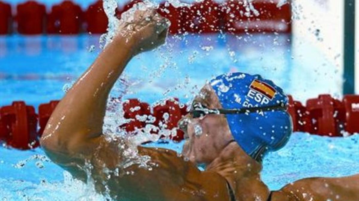 Melani Costa celebra su medalla de plata, en el Palau Sant Jordi.