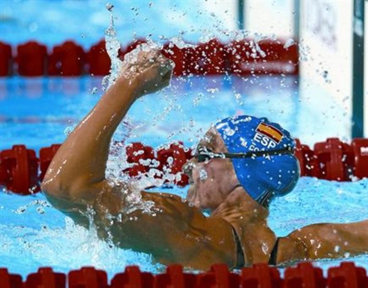 Melani Costa celebra la seva medalla de plata, al Palau Sant Jordi.