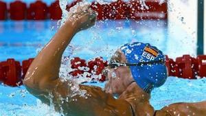 Melani Costa celebra la seva medalla de plata, al Palau Sant Jordi.