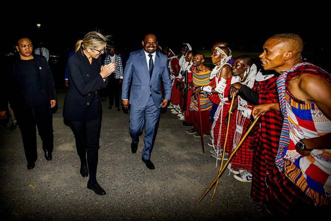 La reina Máxima de Holanda aplaude a unos bailarines masai a su llegada a Tanzania
