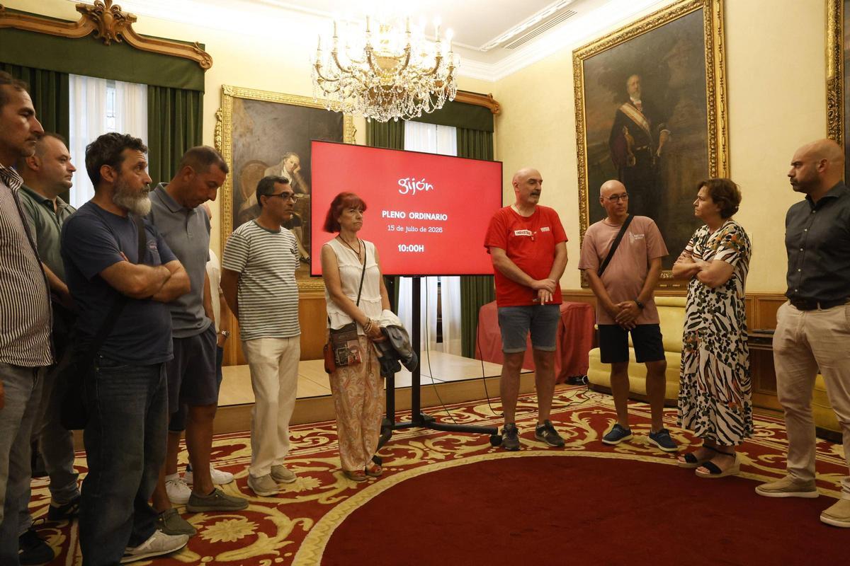 Carmen Moriyón y Jesús Martínez Salvador, a la derecha, durante su encuentro con el comité de empresa previo al Pleno.
