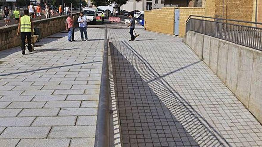 La nueva plaza de la Puentica recién abierta al público.