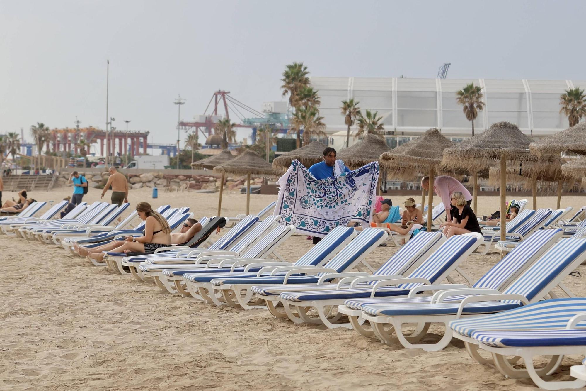 Gran ambiente en las playas de València, pese a las nubes