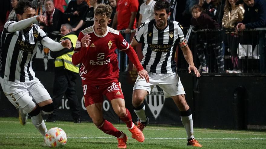 Loren Burón, jugador del Real Murcia, durante el encuentro ante el Castellón.