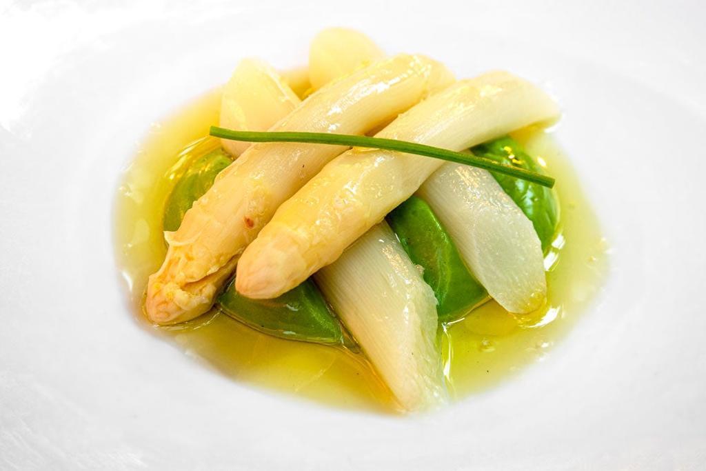 Espárragos blancos con crema de cebollinos, receta de Casa Marcelo.