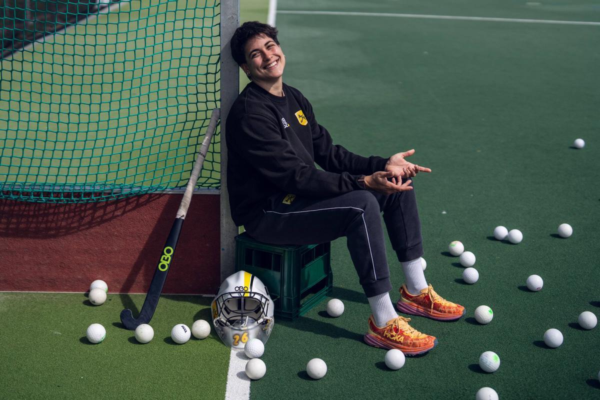 Barcelona. Deportes. 30/03/2026 Ritmo de campeona entrevistas con Laia Bonals Ruiz.. Retratos a Clara Pérez, jugadora de hoquei del Atlètic Tarrasa Hockey y portera de la Selección Espanyola. FOTO de ZOWY VOETEN