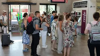 El cierre ferroviario entre Galicia y Madrid llega a Pontevedra: «No puedo volver a mi trabajo en Madrid hasta el martes»