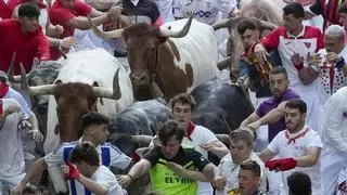 Rápida carrera de los toros de Cebada Gago en el segundo encierro de los Sanfermines