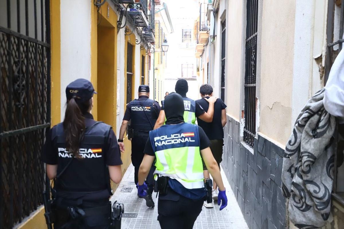 La Policía Nacional con uno de los detenidos en una operación antidroga desarrollada en el barrio cordobés del Realejo.