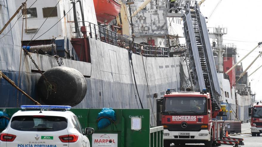 Extinguido el incendio en un barco en el puerto de La Luz con tres fallecidos