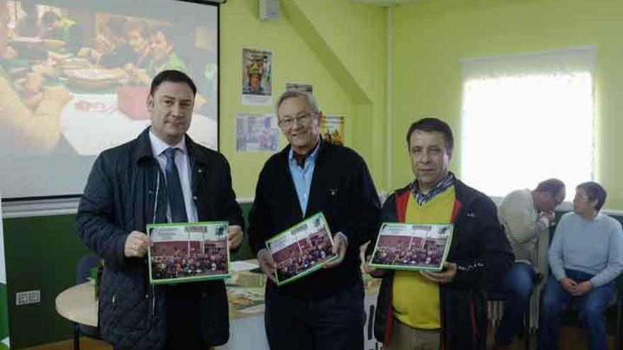 Ángel Zorita (Caja Rural), Domingo Rodríguez, presidente de Asprosub y Antonio Vega, concejal de Bienestar Social.