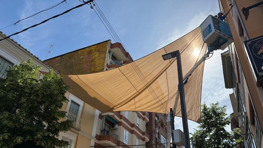 La principal zona comercial de Navalmoral de la Mata permite un mejor paseo para comprar con zonas de sombra