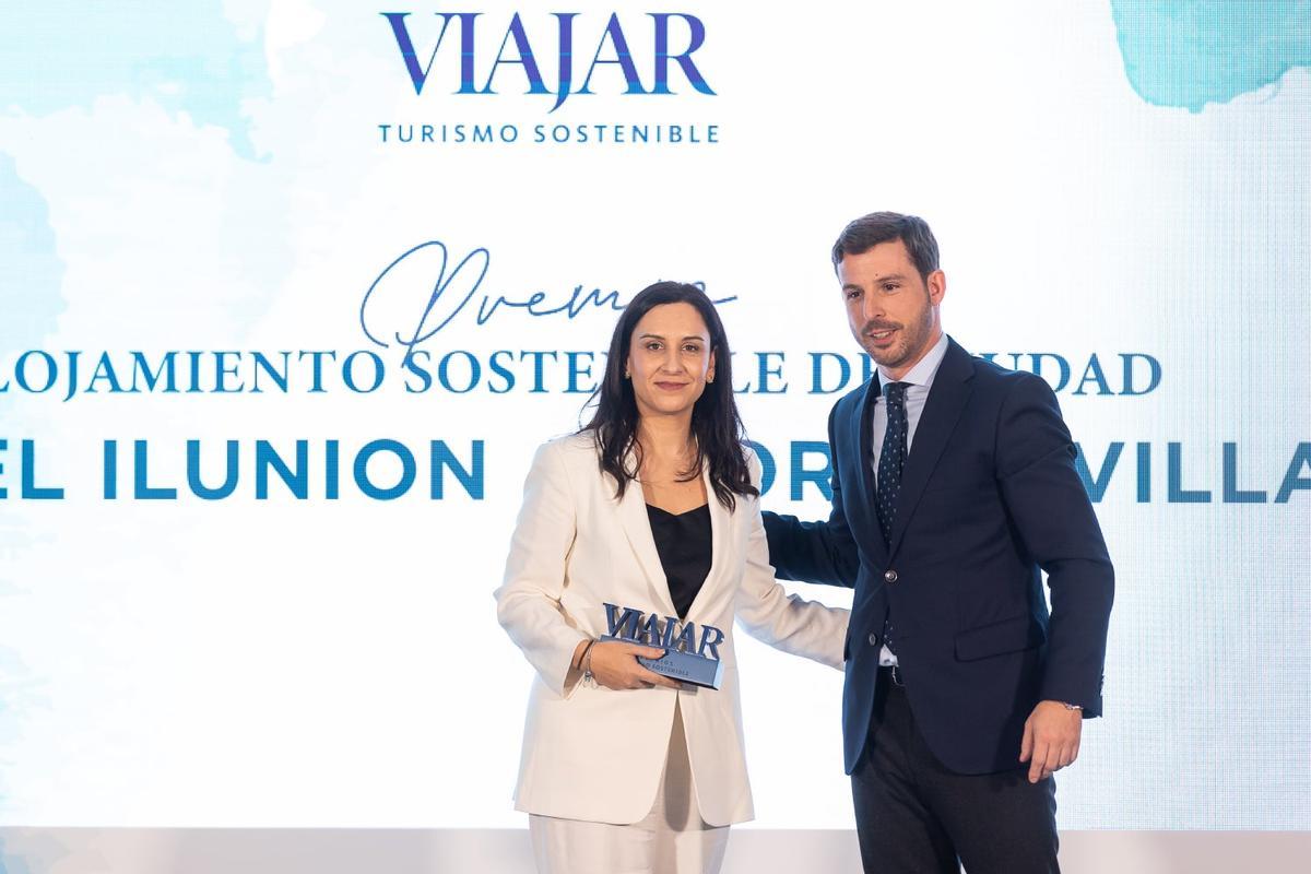 Ana Labandón, subdirectora del Hotel Ilunion Alcora Sevilla, junto a Miguel Ángel Fernández, adjunto a la dirección general comercial de PI360.