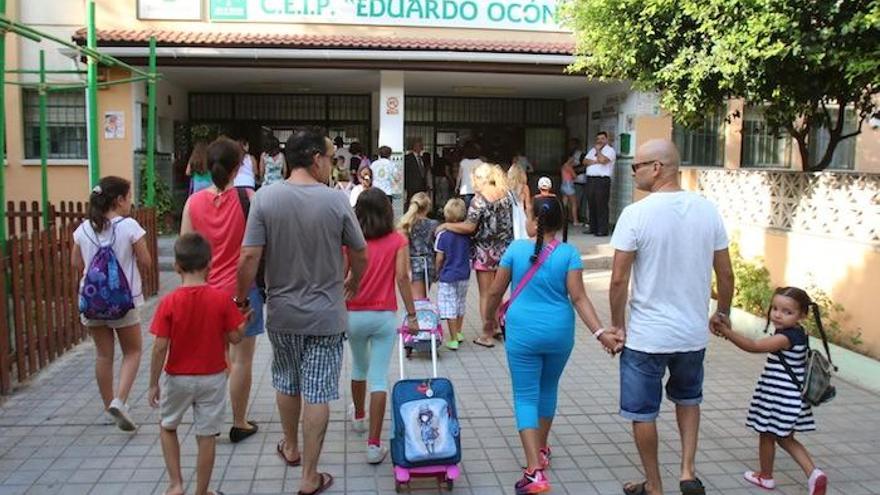 Varios escolares a la entrada del CEIP Eduardo Ocón el pasado lunes.