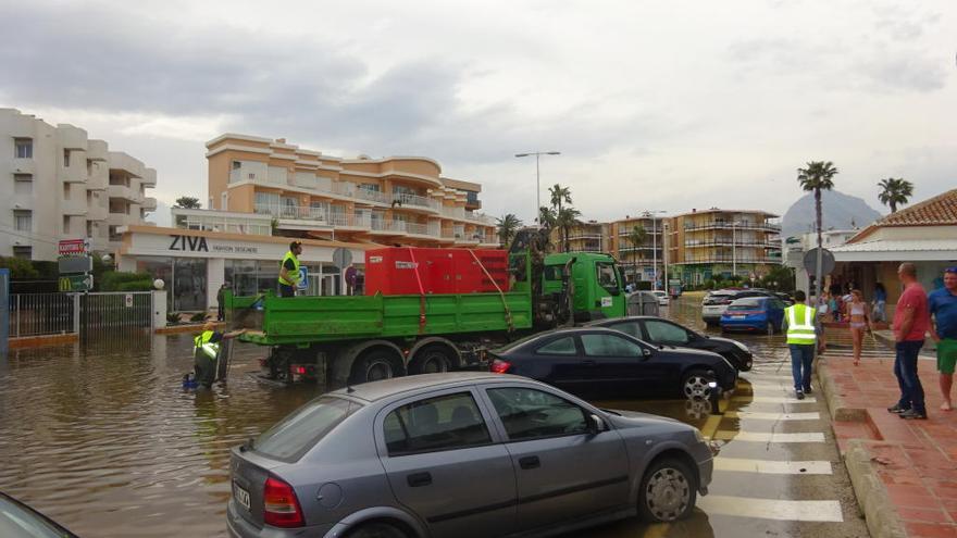 Una de las bombas de extracción que Tragsa desplazó a Xàbia para achicar el agua acumulada en el Arenal.