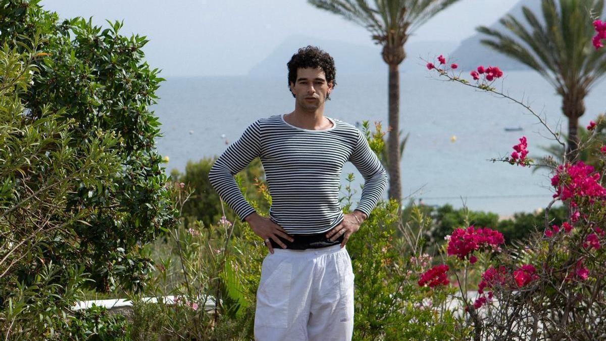 El artista Claudio Portalo en la residencia de creación de Ernesto Artillo en Agua Amarga.