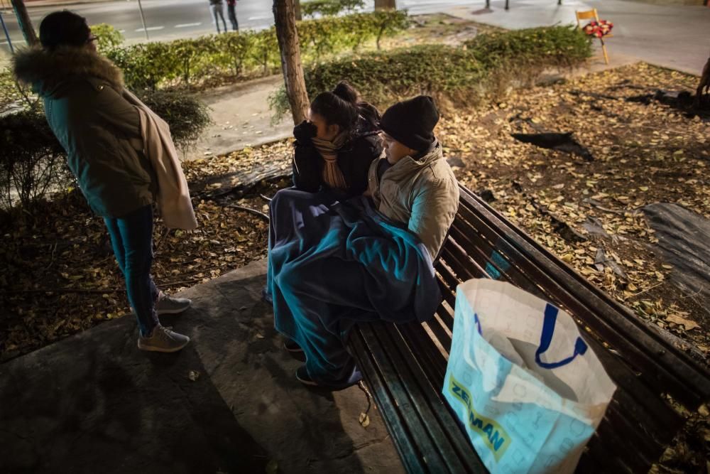 Demandantes de asilo esperan en la calles durante días en Zapadores