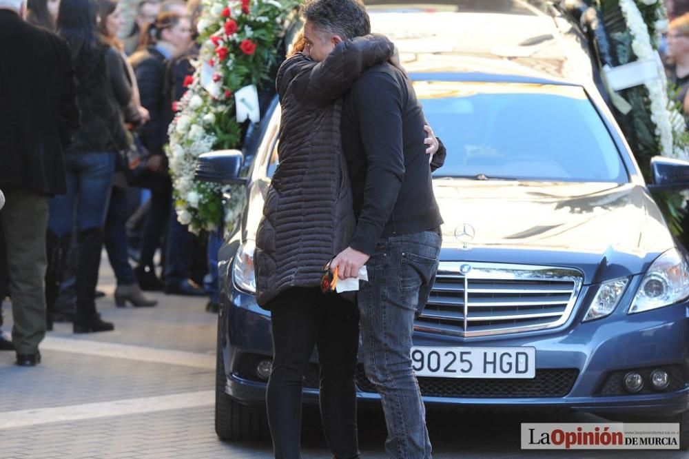 Dolor en el funeral de Natalia