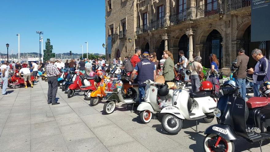 Vespas en la plaza del Marqués