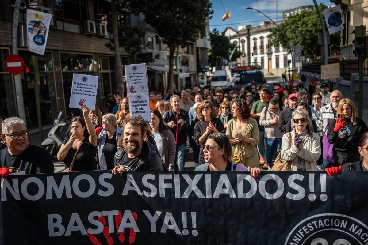Manifestación de la Plataforma por la Dignidad de los Autónomos Manifestación de la Plataforma por la Dignidad de los Autónomos