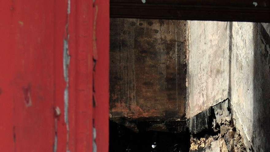 El sargento de Bombeiros do Salnés, David Padín, en una inspección ocular del edificio, ayer. // Iñaki Abella