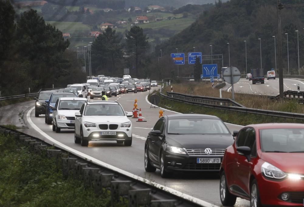 Un accidente en la "Y" provoca varios kilómetros de atasco  en dirección Oviedo