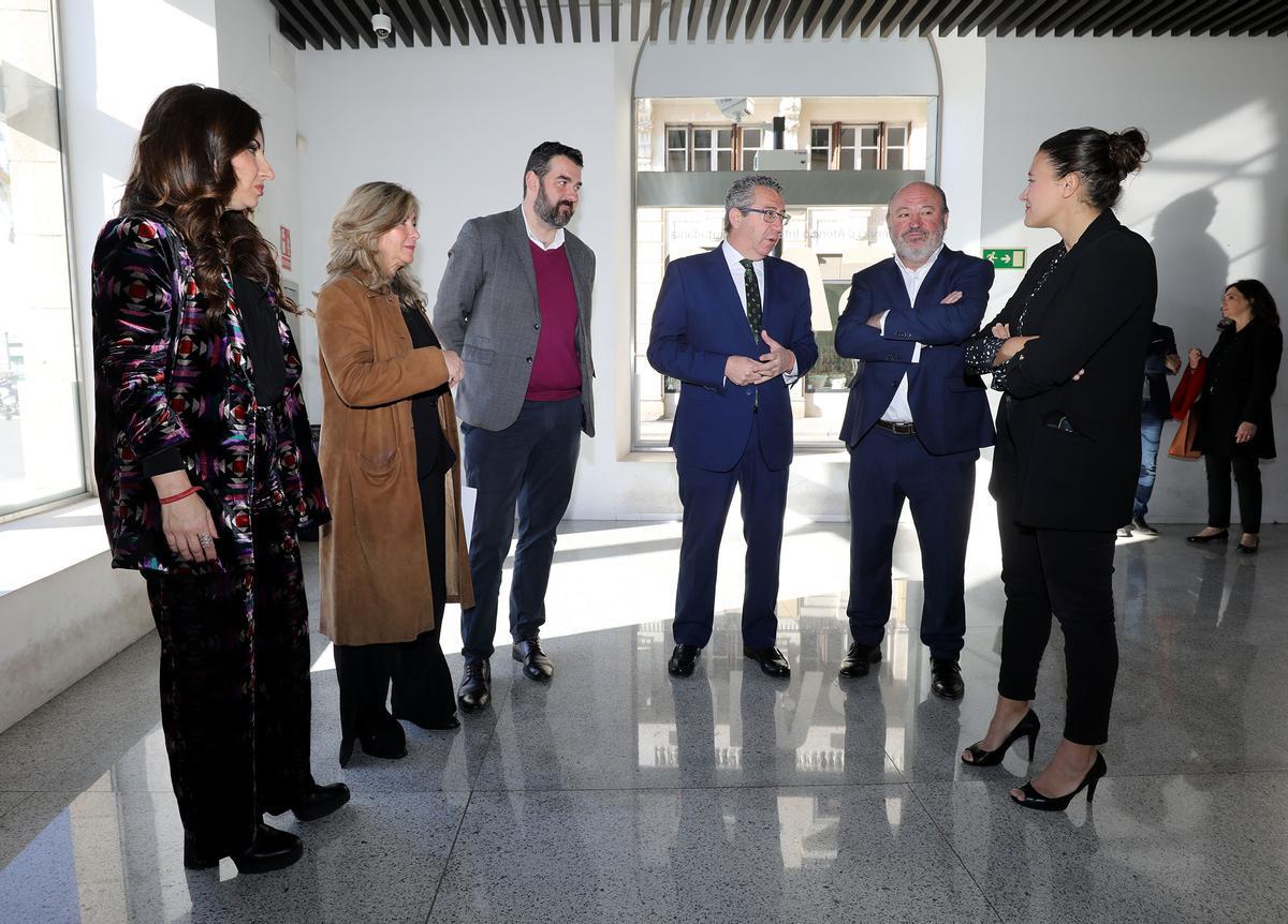 Autoridades uy representantes de Ryanair en el acto de presentación de las nuevas rutas.