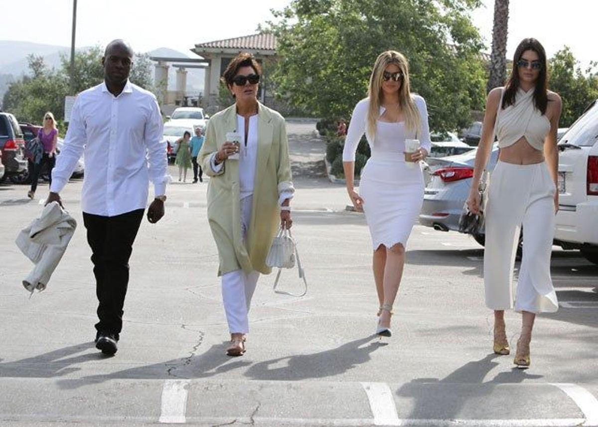 Corey Gamble, Kris Jenner, Khloe Kardashian y Kendall Jenner van juntos a la misa de Pascua