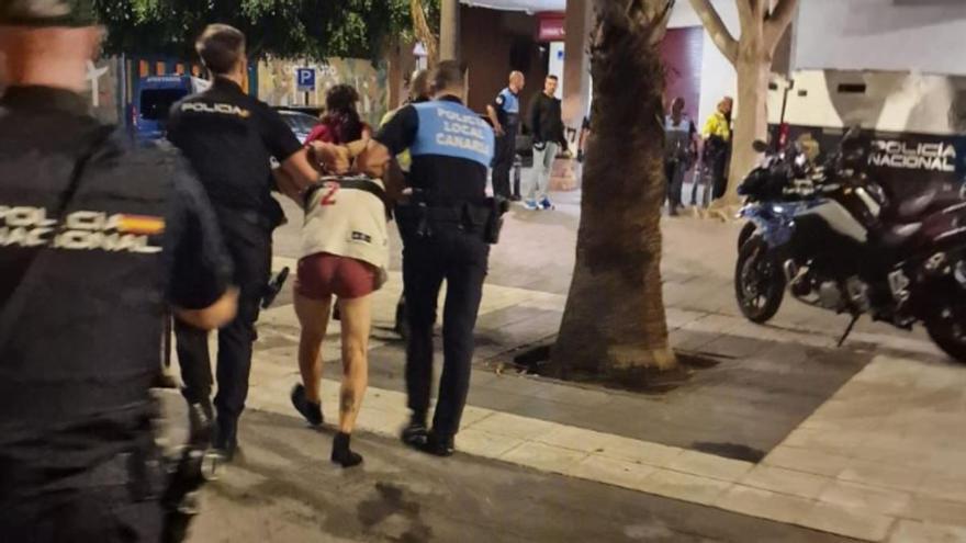 La Policía derribó la puerta de un piso para atrapar al autor de un apuñalamiento en Tenerife