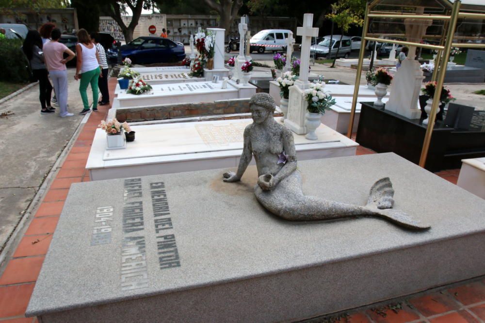 Los malagueños acuden a los cementerios para adecentar y embellecer las lápidas de sus seres queridos.